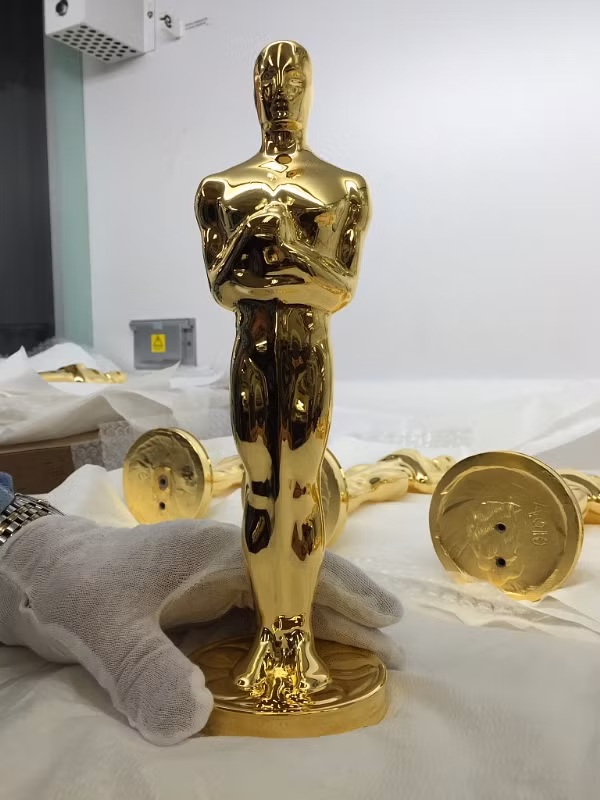 Để tượng Oscar tạo ấn tượng, toàn bộ bề mặt phải hoàn hảo. Lớp mạ vàng chỉ dày 1 micron và không được có tì vết nhỏ nhất. Để có bề mặt hoàn hảo, tượng đúc được mạ lớp đồng đầu tiên, sau đó đến các lớp nickel, bạc và vàng rồi đánh bóng hoàn thiện.