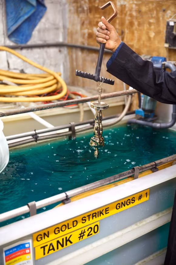 Tượng Oscar sau đó được mạ vàng 24K, đánh bóng và gắn lên đế. Nhân viên Polich Tallix sẽ có mặt tại lễ trao giải để gắn bảng tên lên đế tượng sau khi giải được công bố.