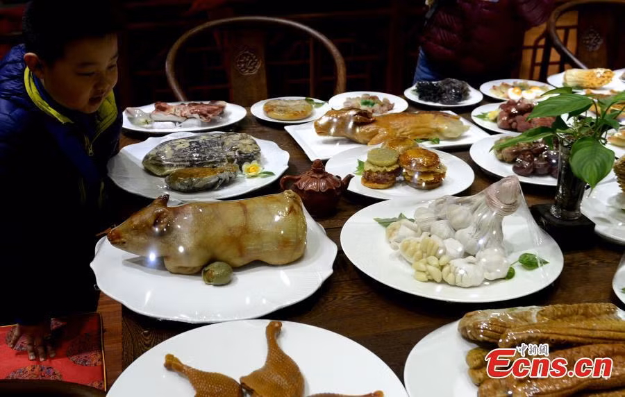 Bàn tiệc gồm những món sơn hào hải vị từ đá quý được chạm khắc trông giống y như thật.