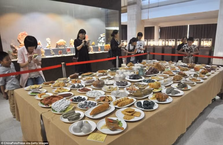 Các “món ăn” trên bàn tiệc đá quý chủ yếu là các món đặc trưng truyền thống của người Trung Quốc như thủ lợn hầm, chân giò hầm, thịt vịt, bánh bao hấp, mai rùa hấp... Để làm ra các món ăn này, họ đã bỏ ra tổng số tiền lên tới 20 triệu NDT để mua vật liệu và thực hiện việc chế tác.