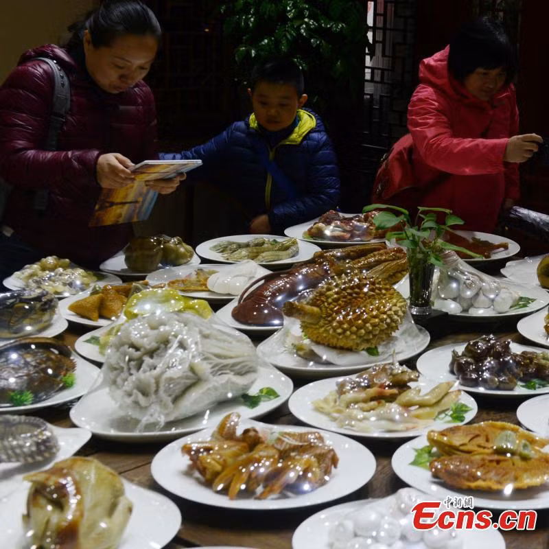 Những viên đá được sử dụng để làm nên bữa tiệc 143 món bắt nguồn từ nhà máy đá khắc Shoushan trong tỉnh Phúc Kiến.