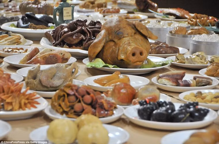 Nghệ nhân Zhang Shuzhang và vợ của mình đã mất 12 năm để tìm kiếm đủ nguyên liệu và "nấu" xong bàn tiệc này. Thành phần chính của các món không phải là rau, củ, thịt hay cá như thông thường mà hoàn toàn là ngọc bích và đá quý có giá trị 20 triệu NDT (tương đương 71 tỷ đồng).