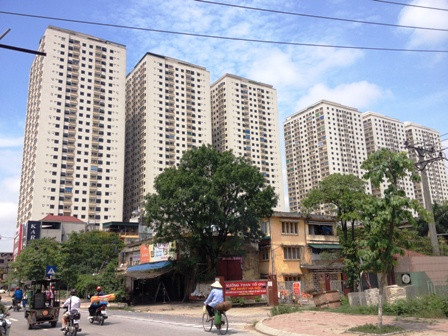 Nếu không vay ngân hàng, chủ đầu tư cần tự có khoảng 50% vốn (chi phí để hoàn thiện cơ sở hạ tầng và xây xong móng để đủ điều kiện bán hàng). Như vậy, riêng Dự án Đại Thanh, trong tay ông Thản phải có khoảng 1.200 tỷ đồng. Tại Hà Nội, đại gia “điếu cày” còn có một loạt dự án tầm cỡ khác như Khu đô thị Xa La (Hà Đông, Hà Nội), Chung cư VP3 Linh Đàm,…Ảnh:Chung cư Đại Thanh tại xã Tả Thanh Oai, huyện Thanh Trì, HN.