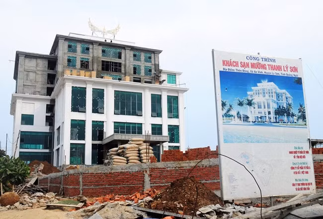 Hồi tháng 3/2015, tập đoàn của đại gia “điếu cày” đã gây xôn xao dư luận khi đề xuất ý tưởng đầu tư xây dựng khách sạn 200 tỷ đồng tại huyện đảo Lý Sơn, Quảng Ngãi. Tập đoàn có ý tưởng xây dựng tại huyện đảo này một khách sạn có quy mô khoảng 7 tầng gồm 150 phòng nghỉ chất lượng, trên diện tích khoảng 1ha để phục vụ nhu cầu của khách du lịch trong và ngoài nước đến tham quan.