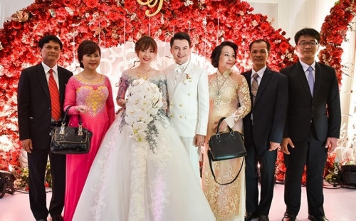 Không khí đầm ấm và không có quá nhiều khách mời. Người nhà nam ca sĩ gốc Đà Nẵng cho biết anh muốn giữ sự riêng tư trong ngày trong đại.