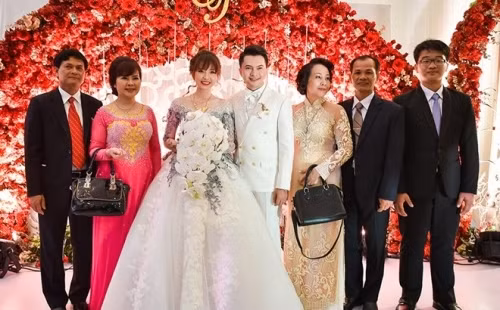 Không khí đầm ấm và không có quá nhiều khách mời. Người nhà nam ca sĩ gốc Đà Nẵng cho biết anh muốn giữ sự riêng tư trong ngày trong đại.