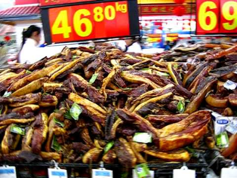 Thịt lợn quay chất đống ở siêu thị Trung Quốc.
