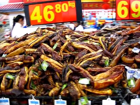 Thịt lợn quay chất đống ở siêu thị Trung Quốc.
