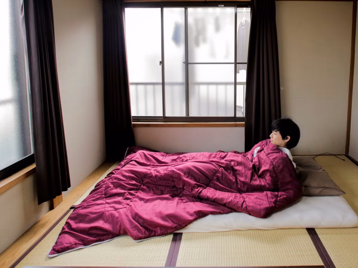 Trong khi rất nhiều người trên thế giới luôn ao ước được sống trong một căn nhà hiện đại với đầy đủ tiện nghi thì một bộ phận giới trẻ tại Nhật Bản lại đang nỗ lực tìm cách tối giản hóa nội thất ngôi nhà của mình.