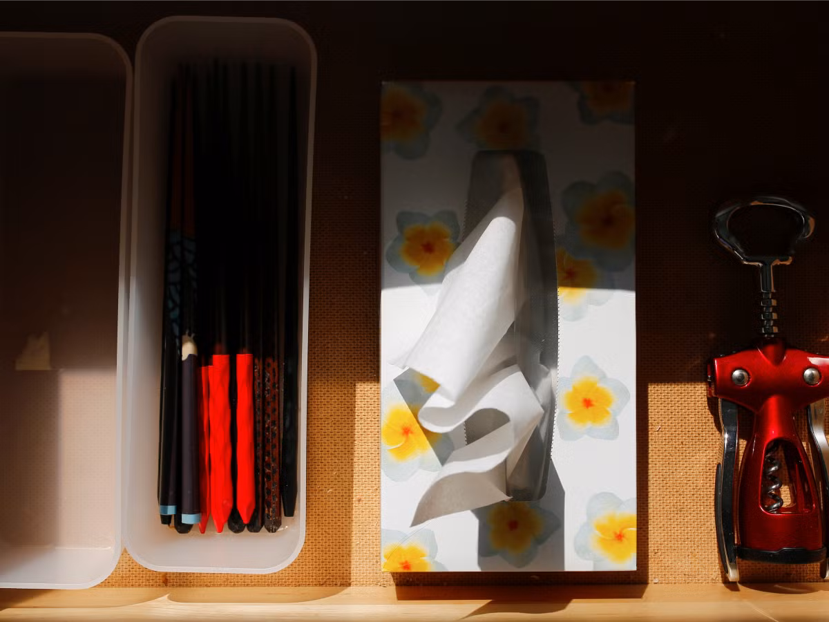 Những món vật dụng thiết yếu được giữ lại và được sắp xếp ngay ngắn để người dùng có thể tìm lấy dễ dàng.