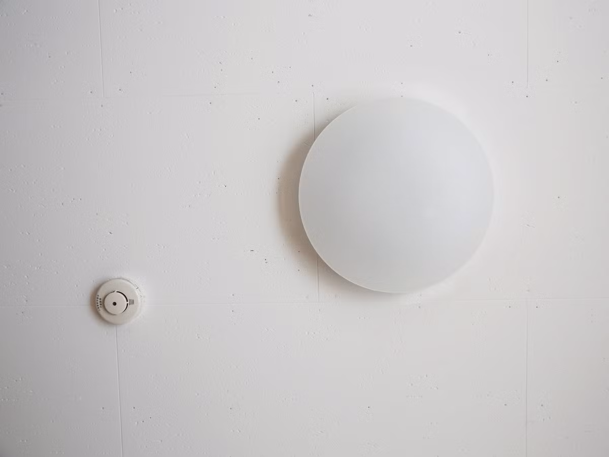 Bên cạnh đó, những ngôi nhà tối giản là lựa chọn hoàn hảo ở một đất nước có vị trí địa lý đặc thù, thường xuyên phải hứng chịu những cơn địa chấn như Nhật Bản. Bởi theo thống kê, có tới 30-50% số người thương vong trong các thảm họa thiên tai là do bị đồ vật rơi vào người.