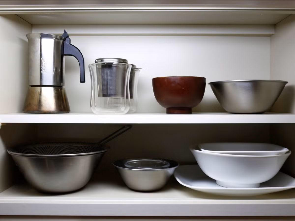 Những đồ dùng nhà bếp cần thiết được giữ lại.