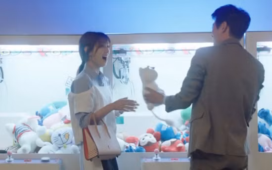 Bộ trang phục trên đi kèm chiếc túi từ thương hiệu Christian Louboutin Paloma Small Tote Nude có giá khoảng 42 triệu đồng.