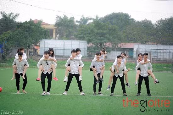 Ngoài ra, để có thêm những hình ảnh ấn tượng, 22 bạn nam mặc áo trắng, quần âu và 21 bạn nữ mặc áo sơ mi, chân váy tiếp tục tạo ra nhiều khoảnh khắc đẹp ngay tại sân bóng.