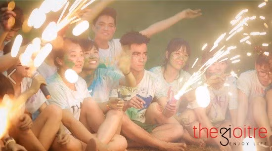 Khoảnh khắc đốt pháo hạnh phúc khi 43 thành viên 12A1 quây quần, tâm sự cùng nhau.