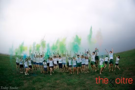 Buổi chiều, 43 cô cậu học sinh mặc áo phông trắng chơi ném màu với những pha nghịch khó đỡ.