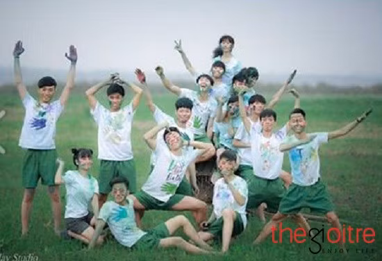 Họ trở thành "biệt đội anh hùng" với đầy màu nước lem luốc trên khuôn mặt.