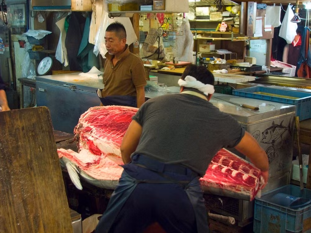 Để tránh gây cản trở cho việc kinh doanh, tại khu chợ cũng có những nguyên tắc khác nhau quy định du khách đến tham quan những khu vực khác nhau ở trong chợ.