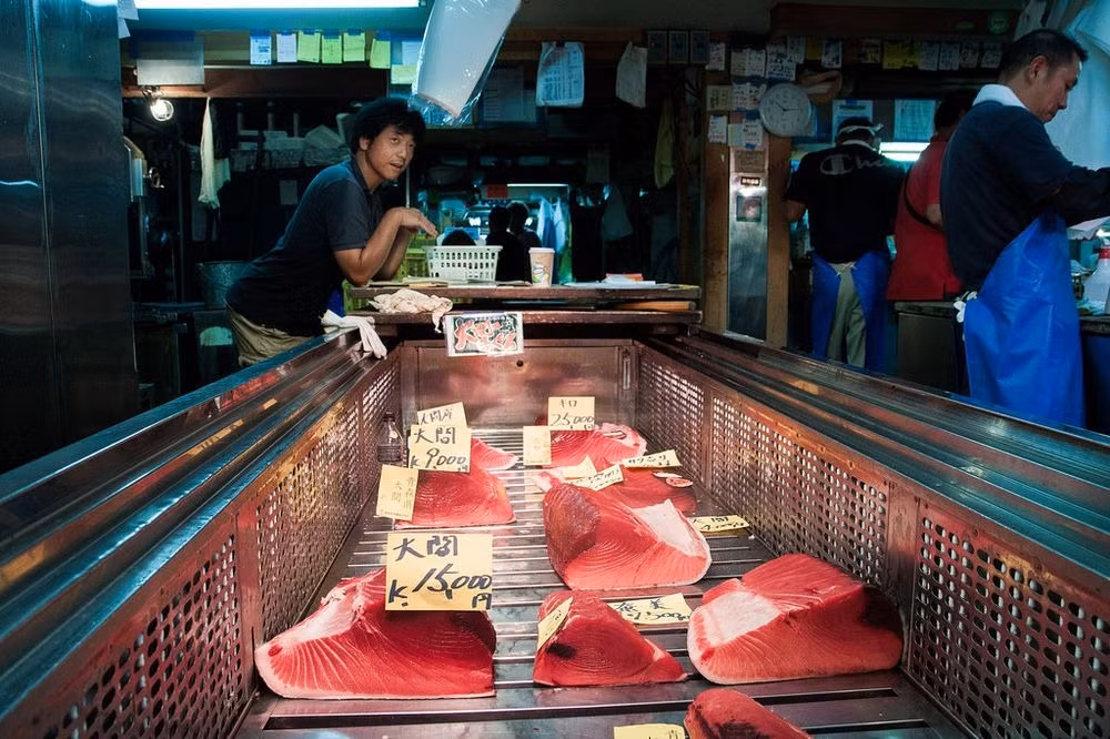 Thực tế là lượng khách du lịch đến tham quan chợ cá ngày càng tăng trong những năm gần đây, tuy nhiên điều này gây ra vấn đề ảnh hưởng đến việc kinh doanh khi hạ tầng của khu chợ đã quá cũ kĩ không đủ sức để phục vụ như một điểm du lịch nổi tiếng.