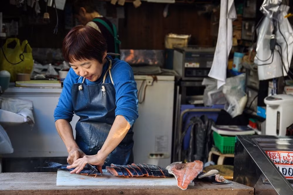 Chợ Tsukiji gồm có một khu chợ bên trong là nơi diễn ra các hoạt động bán buôn và tổ chức các phiên đấu giá cá ngừ nổi tiếng.