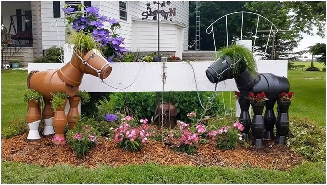 Hai chú ngựa dễ thương này là món đồ trang trí vườn cực kỳ độc đáo được chế từ những chậu đất trồng cây.