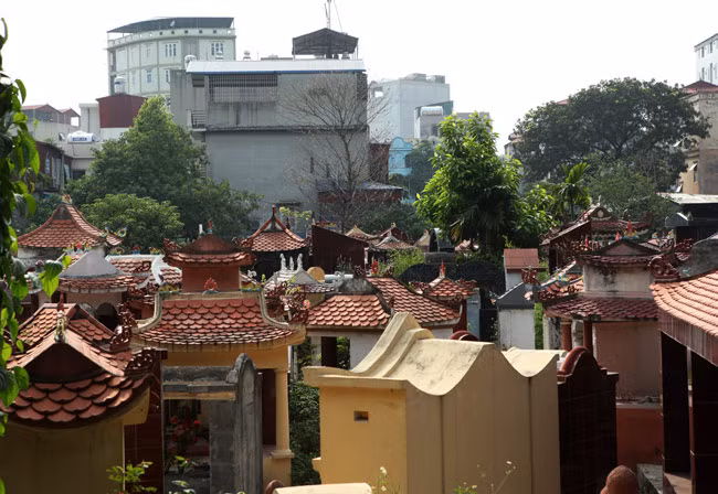 Phần mộ và nhà ống tại khu nghĩa trang lâu đời nằm sát khuôn viên chùa Láng (phố Chùa Láng, Đống Đa).