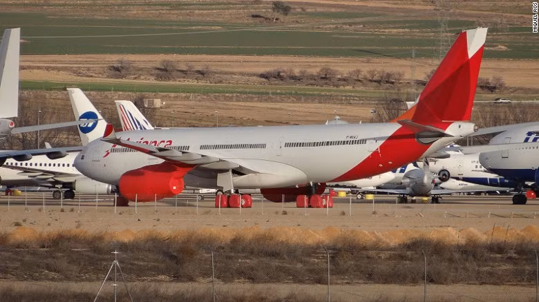 Một số máy bay bị bỏ rơi ở Teruel luôn sẵn sàng cất cánh nhưng phải chờ giải quyết vấn đề tài chính hoặc luật pháp. Nhiều máy bay nằm ở đây do hãng hàng không sở hữu chúng cần điều chỉnh tạm thời lượng khách chuyên chở để đối phó với biến động thị trường.