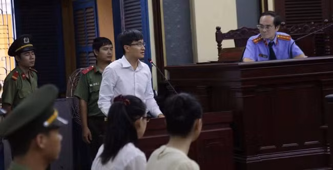 Vina Cyber là một công ty chuyên về cung cấp những dịch vụ khá mới mẻ với sản phẩm đầu tiên là henantrua.vn, dịch vụ hẹn tốc độ ra mắt vào tháng 8/2007 nhằm tạo sân chơi cho những bạn nam nữ muốn kết bạn làm quen, ra mắt website tuyển dụng trong lĩnh vực thời trang, điện ảnh, âm nhạc năm 2008.