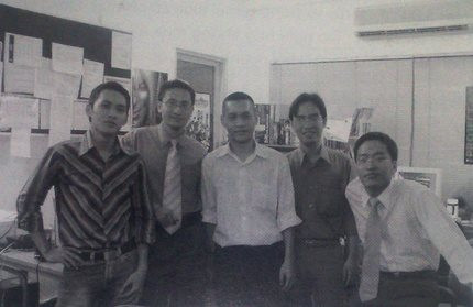 Không chỉ nắm giữ chức vụ lớn ở công ty Vina Cyber, ông Cao Toàn Mỹ (thứ 2 từ trái qua trong hình) còn là thành viên hội đồng sáng lập công ty VinaGame. Được thành lập vào năm 2004, VinaGame trở thành một trong những cổng thông tin lớn nhất Việt Nam (zing.vn), cung cấp các sản phẩm giải trí online, mạng xã hội và thương mại điện tử cho gần 30 triệu người sử dụng mạng internet tại Việt Nam.