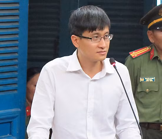 Cao Toàn Mỹ, vị đại gia trong vụ lùm xùm với hoa hậu Phương Nga, hiện là Tổng giám đốc công ty cổ phần tin học không gian ảo Vina Cyber. Công ty này chuyên cung cấp dịch vụ kết bạn trên mạng và “hẹn tốc độ” tại Thành phố Hồ Chí Minh. Ảnh: Chân dung ông Cao Toàn Mỹ.