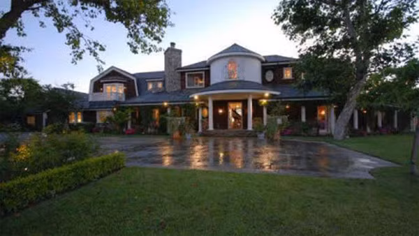 Ozzy Osbourne, giọng ca chính trong ban nhạc heavy metal Black Sabbath sở hữu căn biệt thự rộng hơn 1.000 m2 ở Hidden Hills, California, trị giá 10 triệu USD.