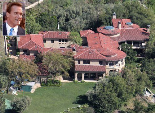 Khu biệt thự của siêu sao hành động kiêm chính trị gia Arnold Schwarzenegger nằm ở hạt Brentwood, California , rộng hơn 1.300 m2, có giá 23,5 triệu USD.