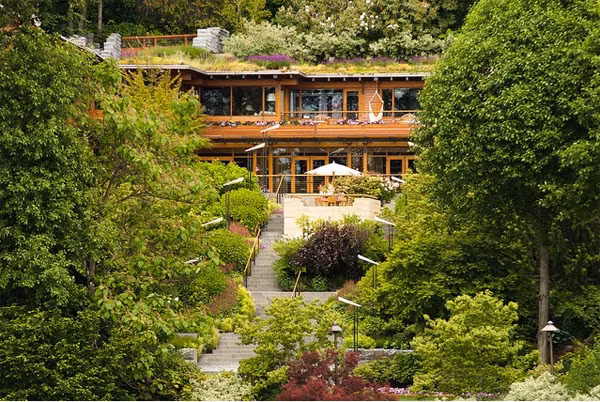 Tiếp đến là dinh thự của Bill Gates trị giá 147,5 triệu USD. Với diện tích hơn 6.100 m2, dinh thự Xanadu 2.0 của Bill Gates được trang bị những tiện nghi hiện đại, công nghệ cao. Hệ thống cảm biến công nghệ cao giúp người ở có thể điều chỉnh nhiệt độ và ánh sáng trong phòng. Khi đến căn nhà, khách ở được phát một tấm điều khiển tương tác với các cảm biến được lắp khắp nhà. Họ có thể vào mục nhiệt độ và ánh sáng để điều chỉnh theo ý muốn.