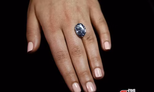 Do đó, "De Beers Millennium Jewel 4" là viên kim cương xanh vô cùng quý hiếm.