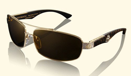 7. Maybach The Diplomat 1, giá 60.000 USD (hơn 1,3 tỷ đồng): Maybach Manufaktur, thương hiệu xe hơi sang trọng của Đức, cũng "lấn sân" kinh doanh mắt kính. Chiếc kính The Diplomat 1 phiên bản giới hạn ra đời nhằm kỷ niệm một trong những dòng xe của hãng. Chỉ có 50 cặp kính gắn kim cương được sản xuất dịp này. Mỗi chiếc kính đều có gọng kính được làm từ vàng 18k và đính kèm trên đó 147 viên kim cương cực kì tinh xảo.