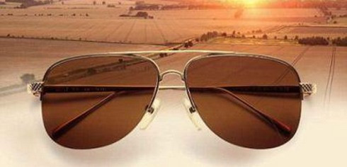 8. Bentley Limited Edition Sunglasses In Platinum, giá 45.276 USD: Mắt kính "phiên bản có hạn" này được thiết kế để có thể chống chọi lại với tia cực tím, đồng thời có khả năng chống xước. Sản phẩm là sự kết hợp của hãng Bentley Motors và nhãn hiệu kính Estede.