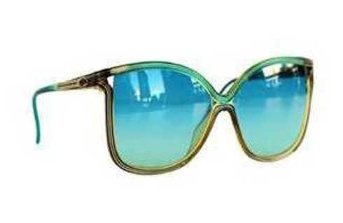 3. Emerald Sunglasses, giá 200.000 USD: Chiếc kính có màu xanh hiếm thấy. Lấy cảm hứng từ hoàng đế La Mã Nero, các nhà thiết kế của hãng Shiels Jewelers đã cắt gọt các miếng đá lục bảo (màu xanh ngọc) để làm nên chiếc kính này trong vòng gần 5 năm trời. Do vậy, giá của nó không hề rẻ chút nào.