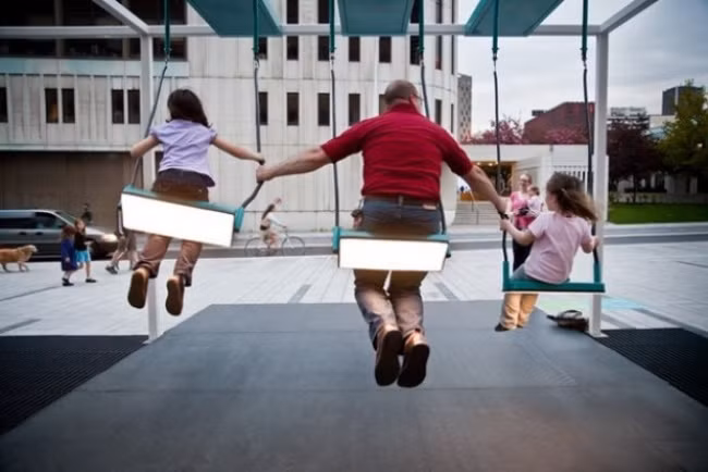 Ghế ngồi biến thành xích đu tại điểm chờ xe buýt.