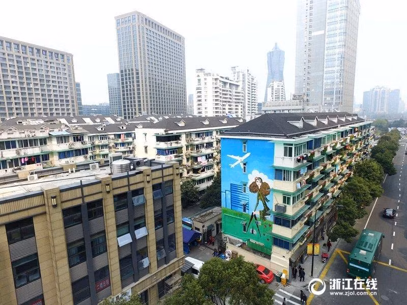 Những bức tường đơn điệu được sơn vẽ thành bức tranh đường phố hút mắt.