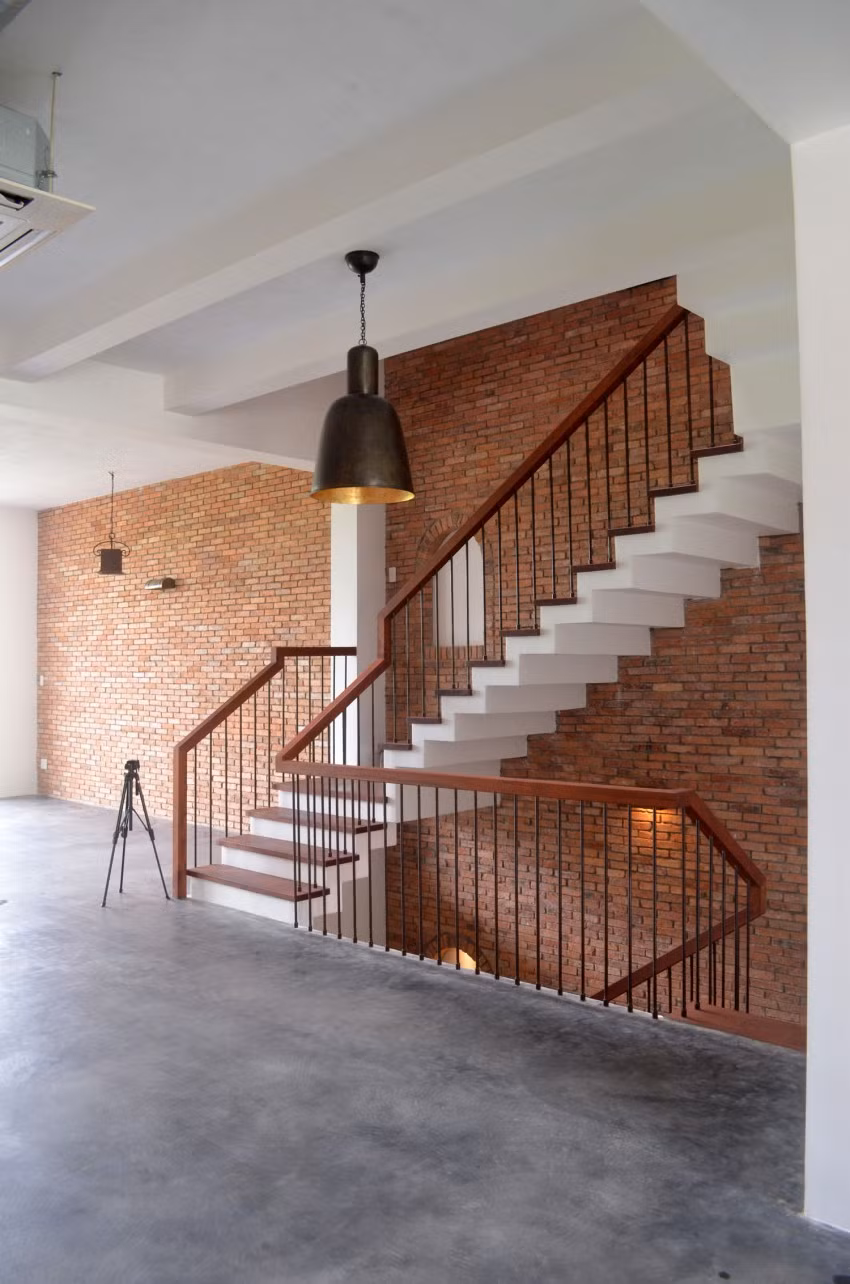 Những bức tường gạch thô tạo cảm giác mát mẻ.