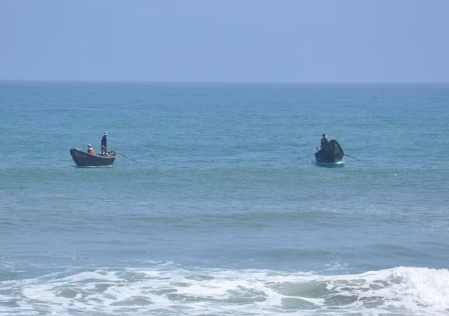 Để săn bắt ghẹ, ngư dân vùng biển bãi ngang (khu vực biển không có cửa neo đậu tàu thuyền) dùng lưới để thả. Lưới đánh bắt bắt ghẹ có mắt to từ 3-4 ngón tay người lớn, với chiều rộng khoảng 2,5m và dài khoảng 50m/tấm.