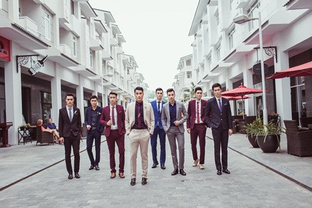 Với bộ vest sáng màu kết hợp cùng áo sơ mi sắc trầm, Mạc Hồng Quân khoe vẻ nam tính, mạnh mẽ của mình khi dẫn một đoàn trai đẹp diện vest cực kỳ bảnh bao sải bước trên phố.