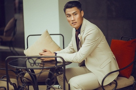 Các thiết kế vest, sơ mi mà dàn trai đẹp cùng Mạc Hồng Quân sải bước cũng mang xu hướng năng động, rất trẻ, khỏe trong cuộc sống hàng ngày, sang trọng khi tới dự những sự kiện quan trọng.