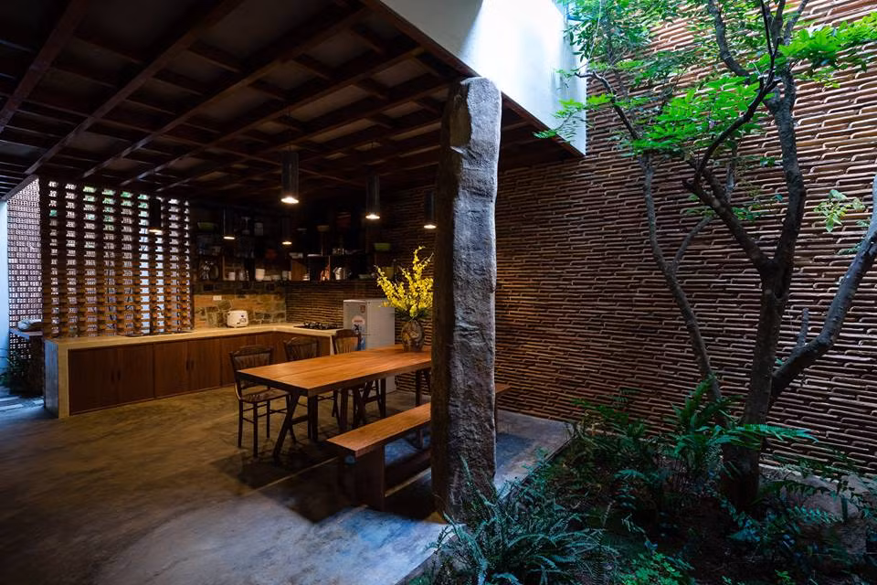 Uncle's House mang dáng dấp của vùng cao nguyên Di Linh, kết hợp nhiều vật liệu cũ, mới và các vật liệu tự nhiên được xử lý ở mức độ vừa đủ để không mất đi khí chất vốn có của chúng.