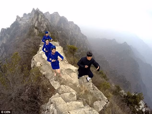 Ý nghĩa của việc học võ trên đỉnh núi là nhằm khuyến khích các tiếp viên theo đuổi ước mơ.