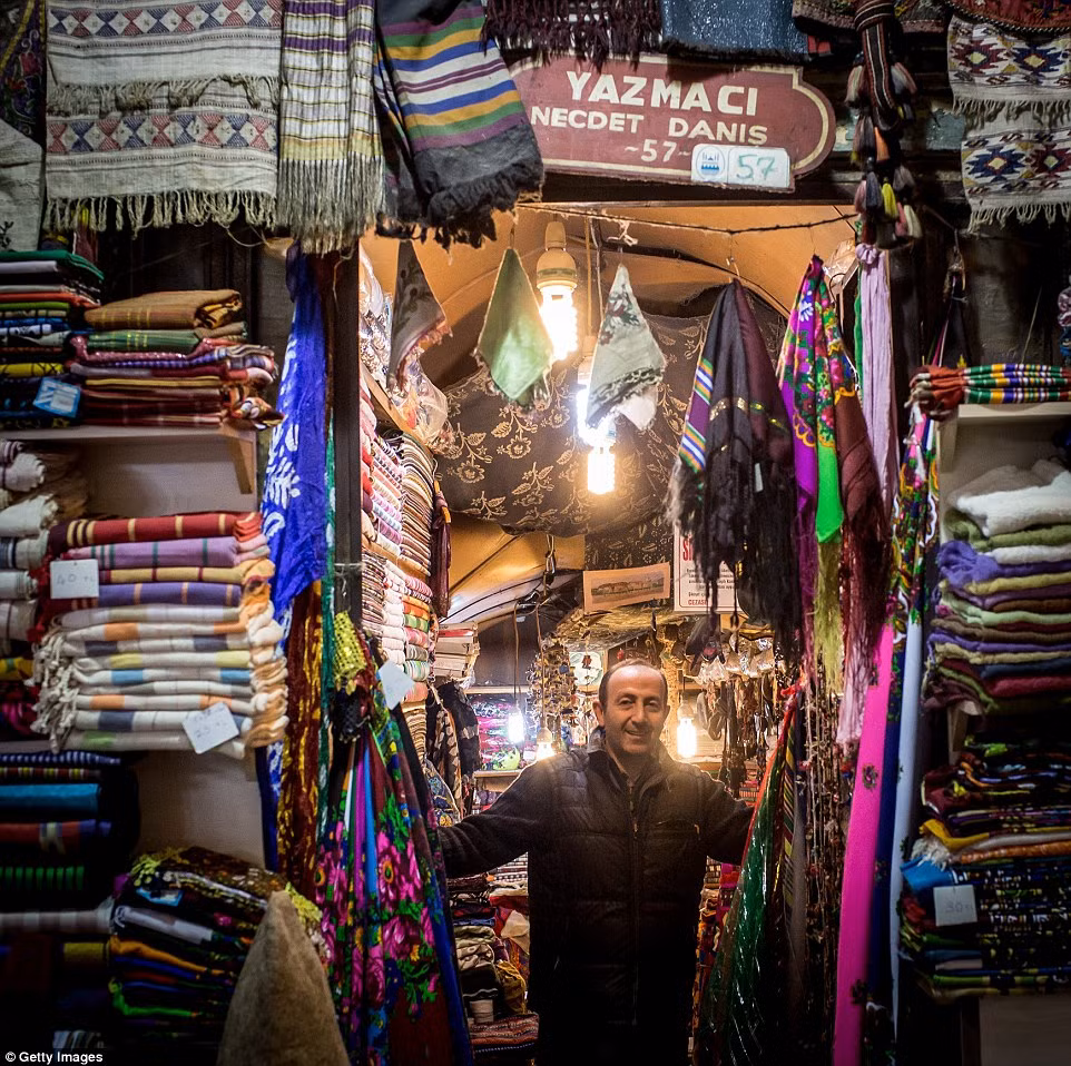 Khu chợ cổ này hình thành từ thế kỷ 15 nổi tiếng với gốm sứ vẽ tay, đèn lồng, các loại vải dệt tay tinh xảo và trang sức theo phong cách Byzantine.