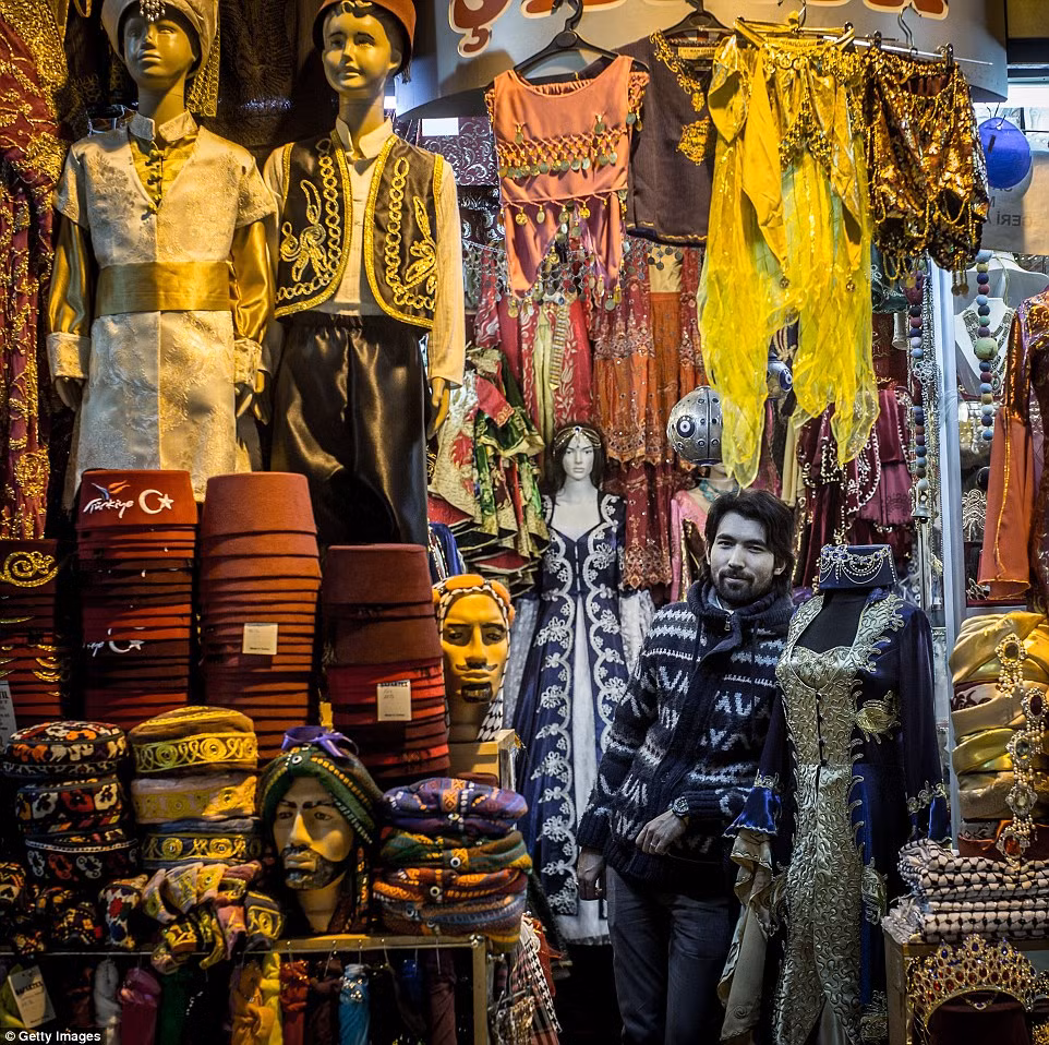 Chợ Grand Bazaar ở Istanbul được xây dựng năm 1455 và hoàn thành vào năm 1461 như một mê cung với diện tích 30.000 m2.