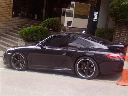 Xe hơi nhập khẩu từ Đức là phương tiện đi lại của Bi Rain.