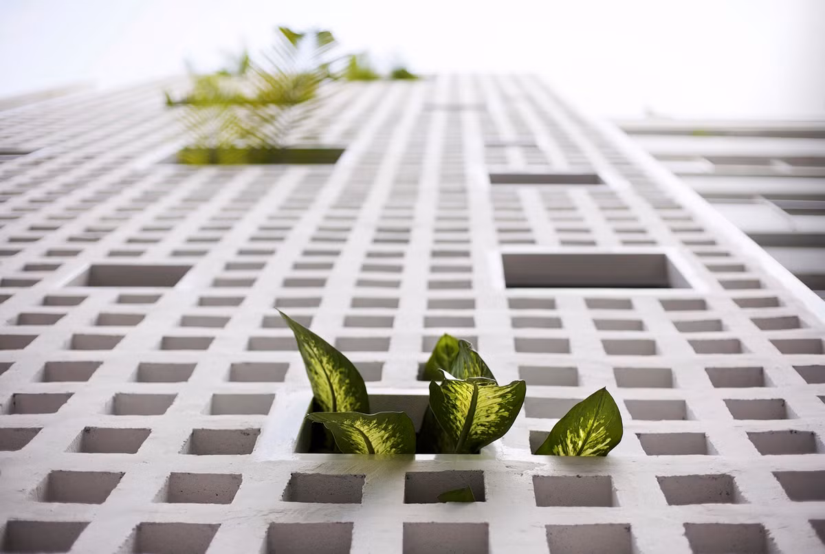 Tầng trệt được thiết kế với một gara nhỏ đủ cho ít nhất 4 xe máy. Bên cạnh đó là một phòng khách nhỏ.