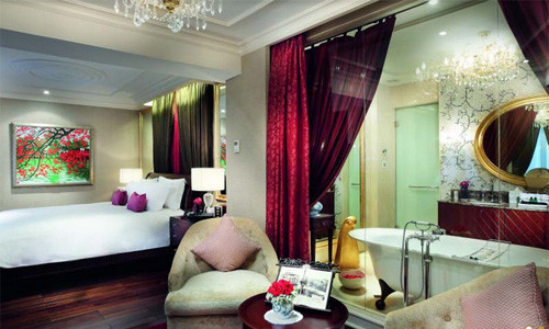 Phòng Opera Wing có tổng diện tích 176m2, mang một phong cách sang trọng hiện đại (với phòng điều trị spa cá nhân). Căn phòng này từng tiếp đón nhiều nhân vật nổi tiếng từ khắp nơi trên thế giới.